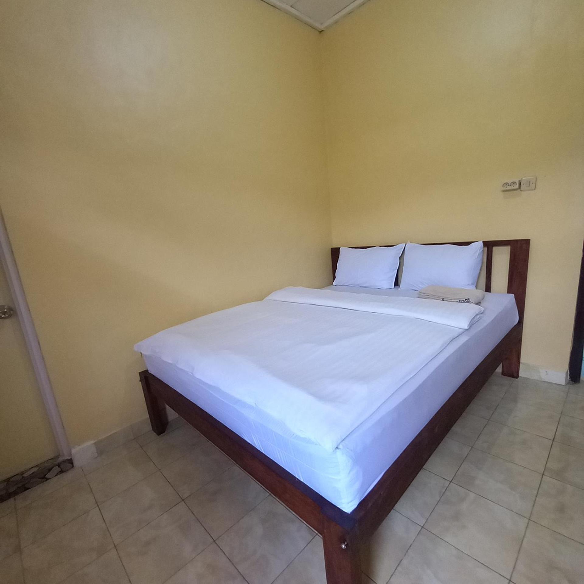 Tange Guest House Ruteng Esterno foto