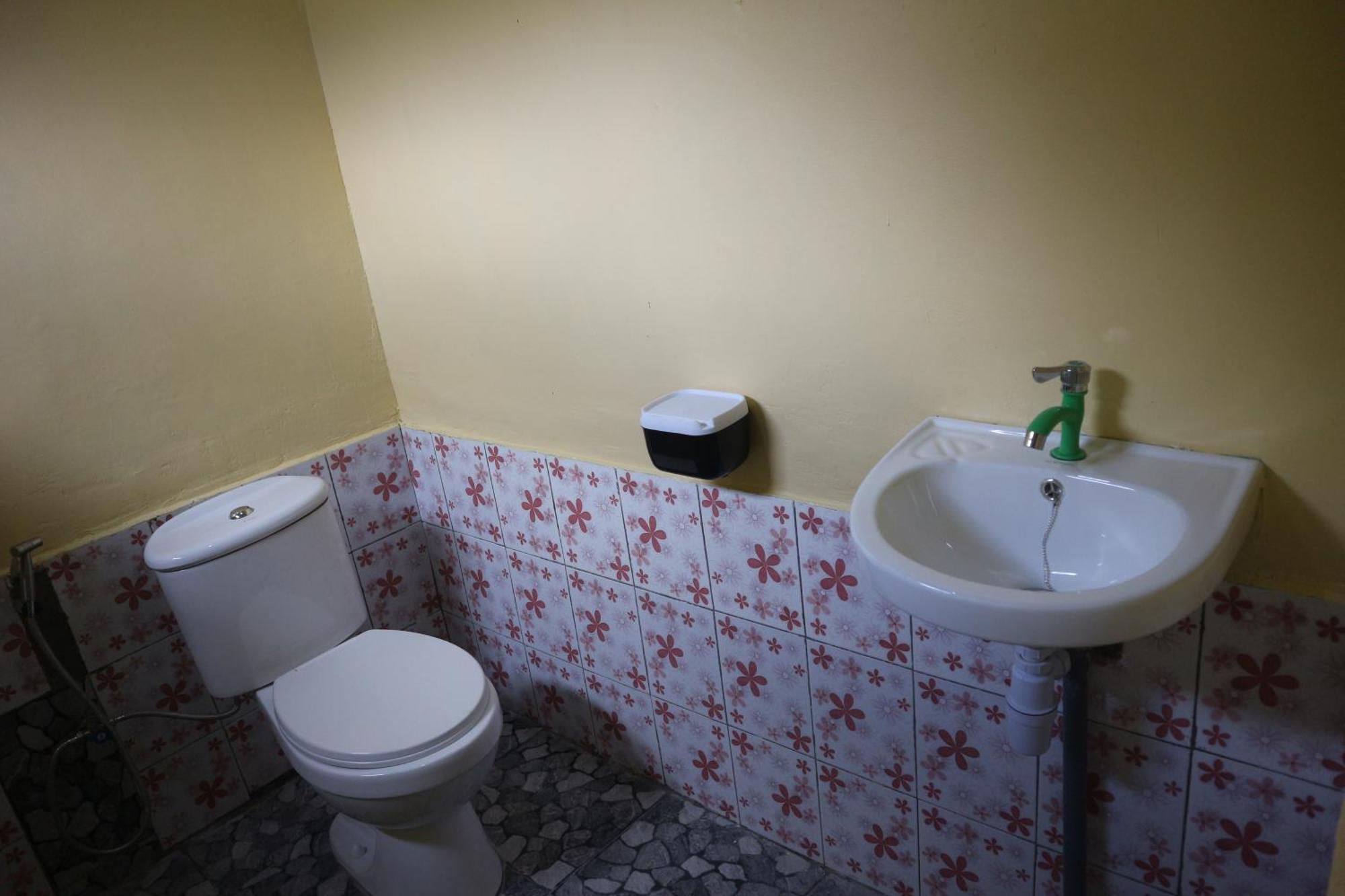 Tange Guest House Ruteng Esterno foto