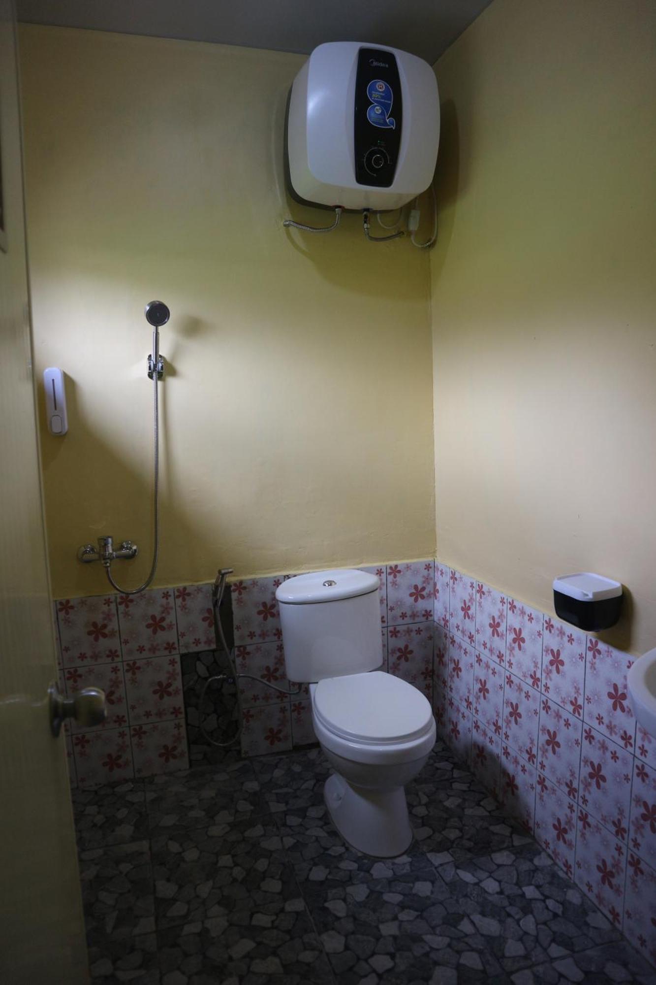 Tange Guest House Ruteng Esterno foto
