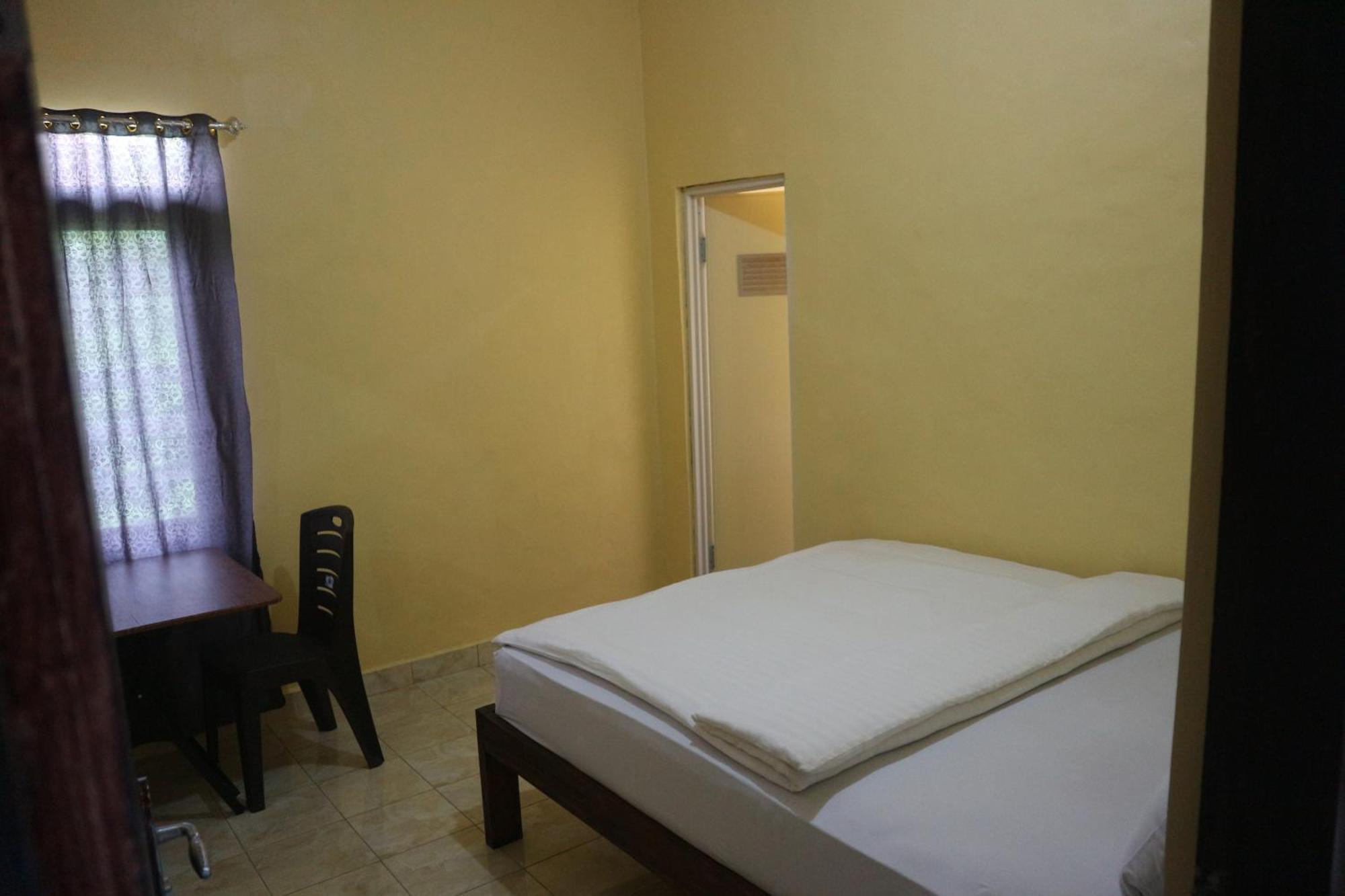 Tange Guest House Ruteng Esterno foto