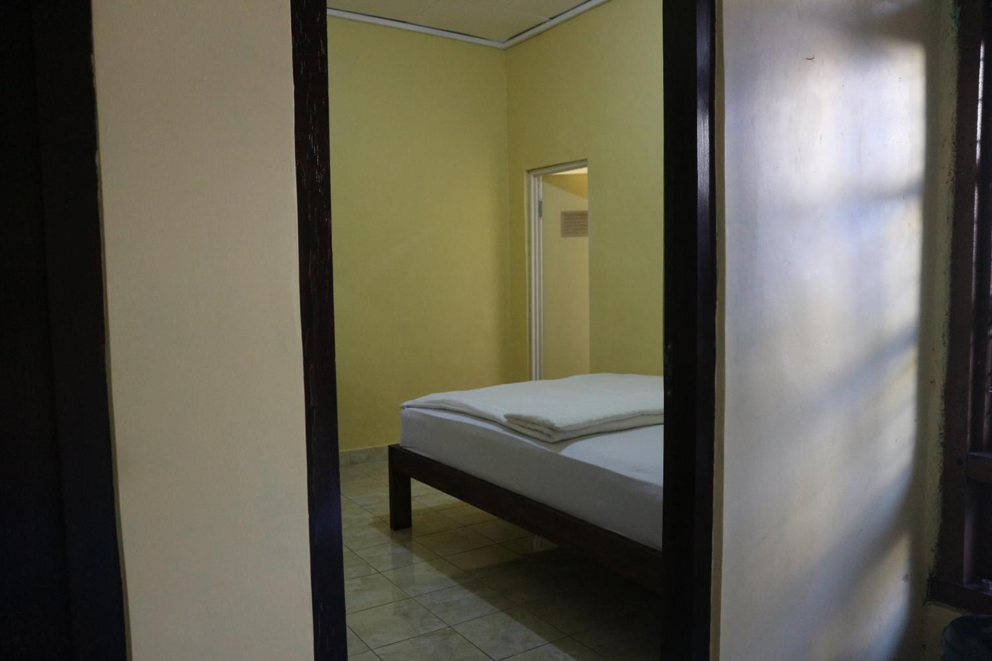 Tange Guest House Ruteng Esterno foto