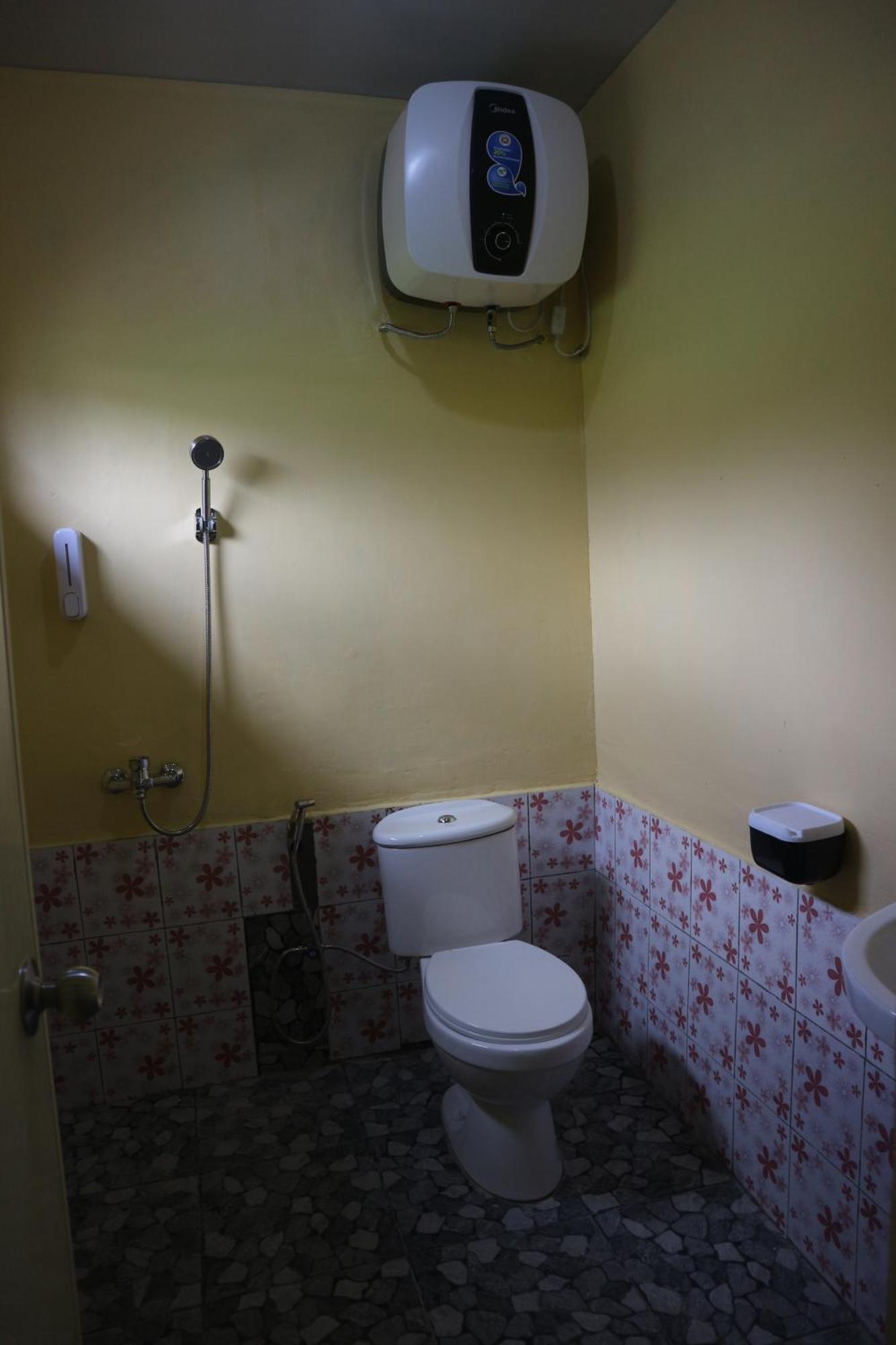 Tange Guest House Ruteng Esterno foto